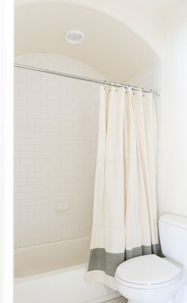 Immagine di una stanza da bagno per bambini stile marinaro di medie dimensioni con WC a due pezzi, pareti multicolore, pavimento con piastrelle in ceramica e pavimento bianco