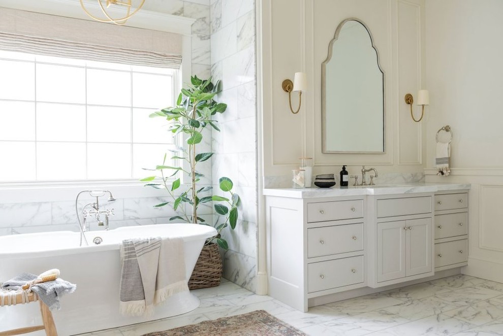 Стильный дизайн: большая главная ванная комната в морском стиле с отдельно стоящей ванной, угловым душем, разноцветной плиткой, мраморной плиткой, белыми стенами, мраморным полом, мраморной столешницей, разноцветным полом, душем с распашными дверями и разноцветной столешницей - последний тренд