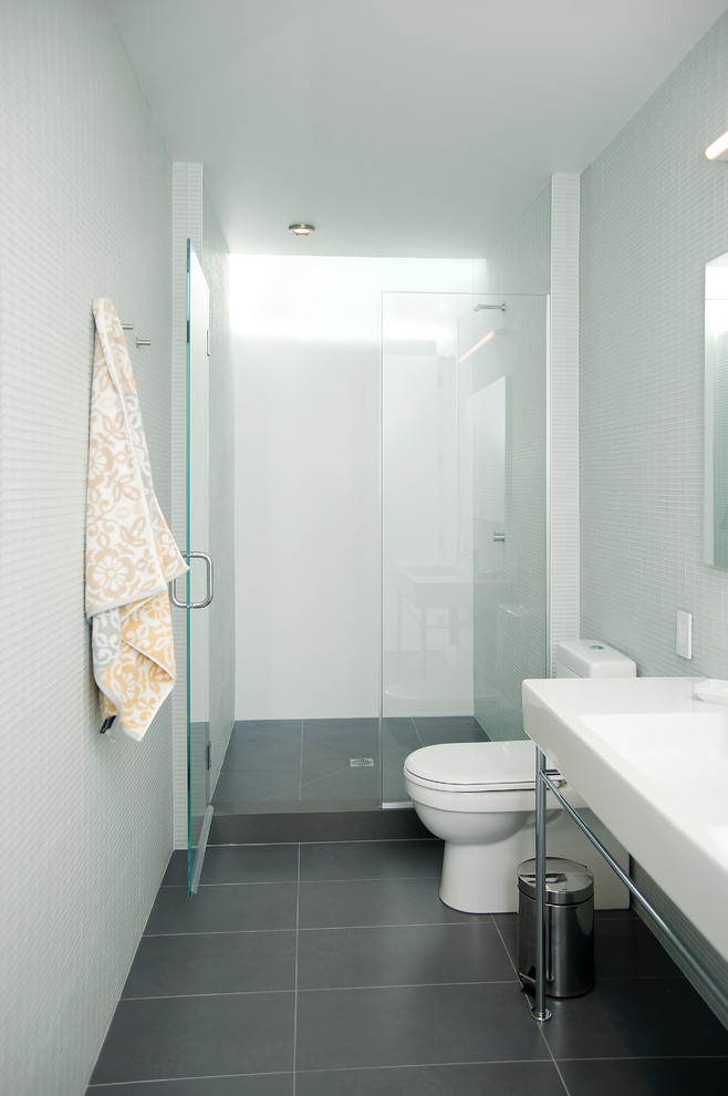 Inspiration för moderna badrum, med öppna hyllor, vita skåp, en dusch i en alkov, en toalettstol med hel cisternkåpa, glaskakel, vita väggar, klinkergolv i porslin och ett konsol handfat