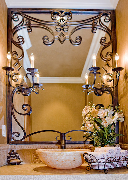 Bild på ett stort medelhavsstil badrum, med möbel-liknande, skåp i mellenmörkt trä, en toalettstol med hel cisternkåpa, gul kakel, stenkakel, orange väggar, travertin golv, ett fristående handfat och bänkskiva i onyx