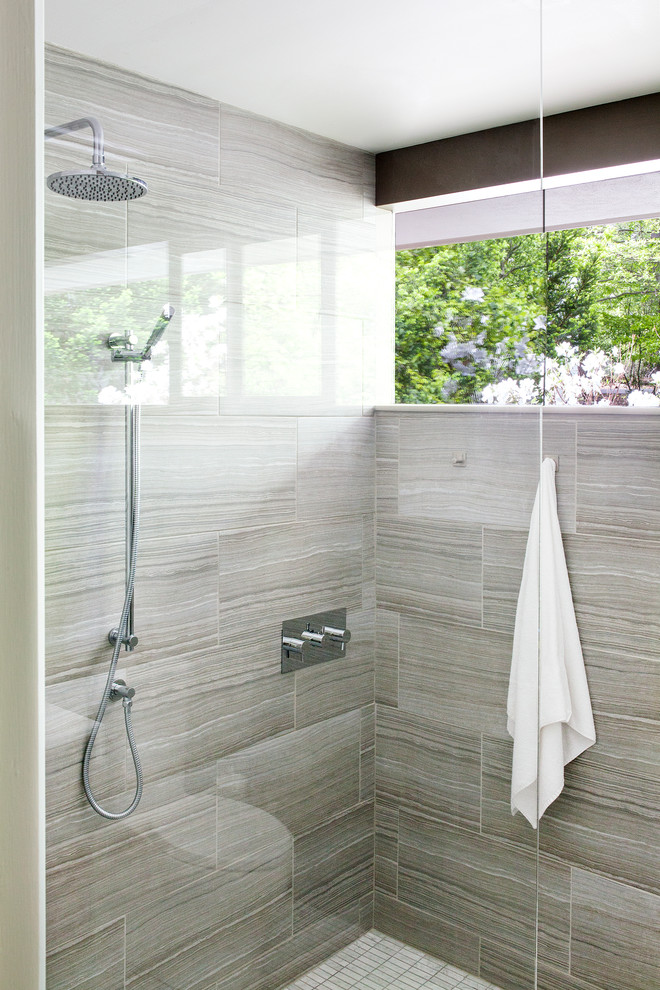 Idéer för ett mellanstort retro en-suite badrum, med skåp i mörkt trä, en öppen dusch, beige kakel, porslinskakel, marmorgolv, ett undermonterad handfat, bänkskiva i akrylsten, vitt golv och med dusch som är öppen