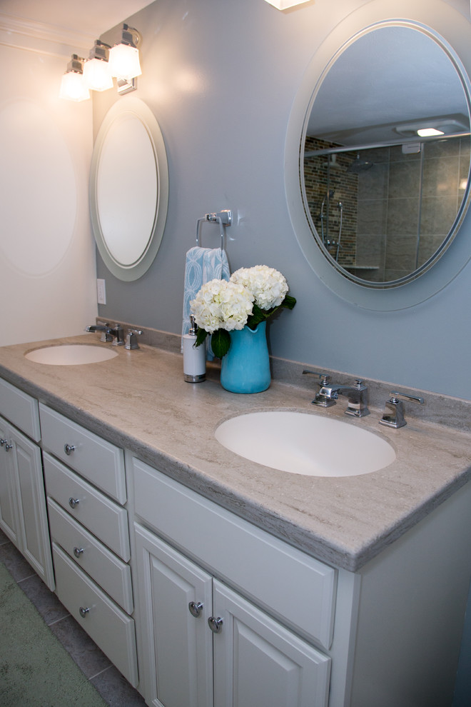 Bild på ett mellanstort funkis en-suite badrum, med ett undermonterad handfat, luckor med upphöjd panel, vita skåp, bänkskiva i akrylsten och blå väggar
