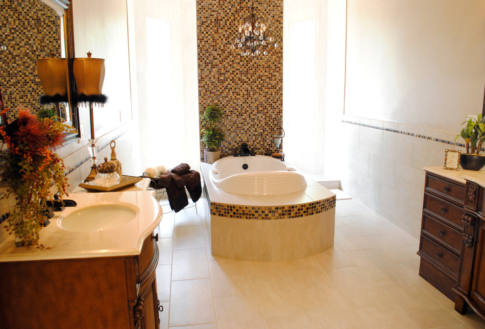 На фото: главная ванная комната в классическом стиле с фасадами островного типа, фасадами цвета дерева среднего тона, накладной ванной, бежевой плиткой, керамогранитной плиткой и полом из керамогранита
