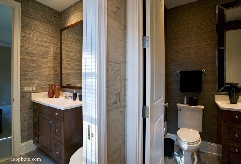 Exemple d'une grande salle d'eau chic en bois brun avec un placard à porte shaker, un lavabo intégré, WC à poser, un mur gris et un sol en carrelage de céramique.