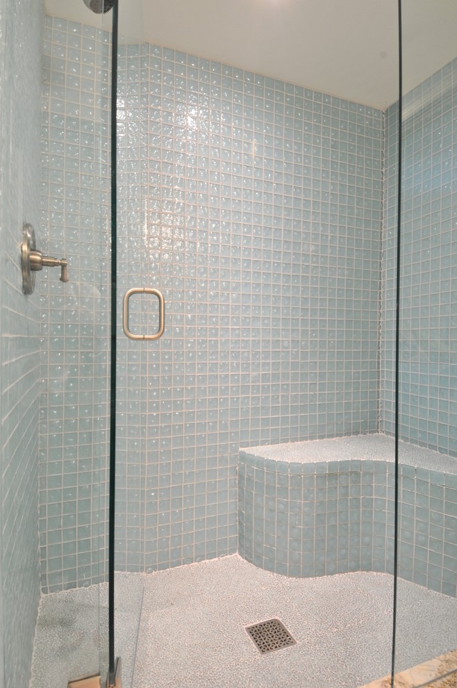 Идея дизайна: огромная главная ванная комната в классическом стиле с фасадами с утопленной филенкой, искусственно-состаренными фасадами, ванной в нише, душем в нише, унитазом-моноблоком, бежевой плиткой, синей плиткой, коричневой плиткой, серой плиткой, разноцветной плиткой, белой плиткой, керамической плиткой, синими стенами, полом из травертина, врезной раковиной и столешницей из бетона