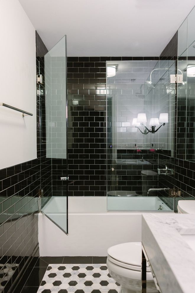 Идея дизайна: ванная комната среднего размера в стиле неоклассика (современная классика) с открытыми фасадами, ванной в нише, душем над ванной, раздельным унитазом, черной плиткой, керамогранитной плиткой, белыми стенами, полом из керамогранита, накладной раковиной, мраморной столешницей, разноцветным полом, душем с распашными дверями и разноцветной столешницей