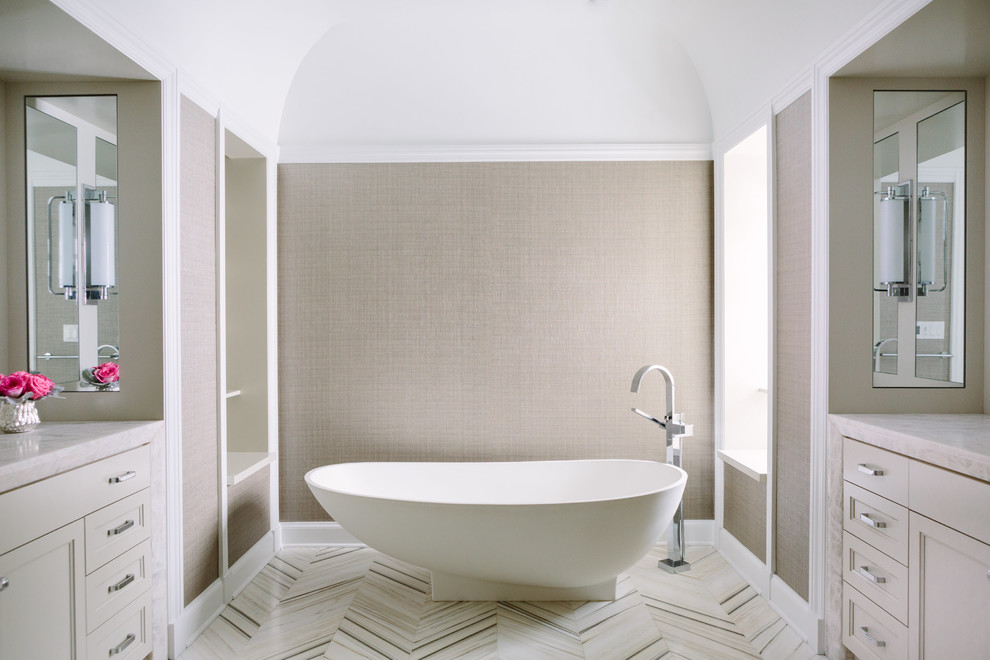 Inredning av ett klassiskt stort vit vitt en-suite badrum, med ett fristående badkar, klinkergolv i porslin, flerfärgat golv, luckor med infälld panel, beige skåp, grå väggar och marmorbänkskiva