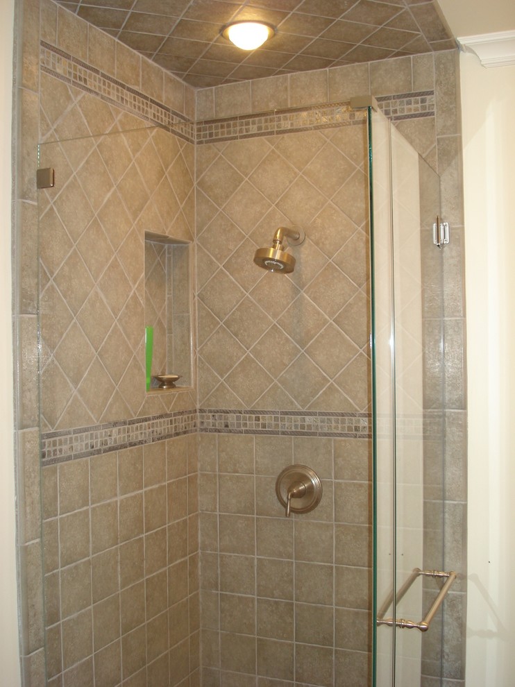 Mittelgroßes Klassisches Badezimmer mit Eckdusche, beigen Fliesen, Keramikfliesen, gelber Wandfarbe, Schiebetür-Duschabtrennung, Wandnische und eingelassener Decke in Orange County