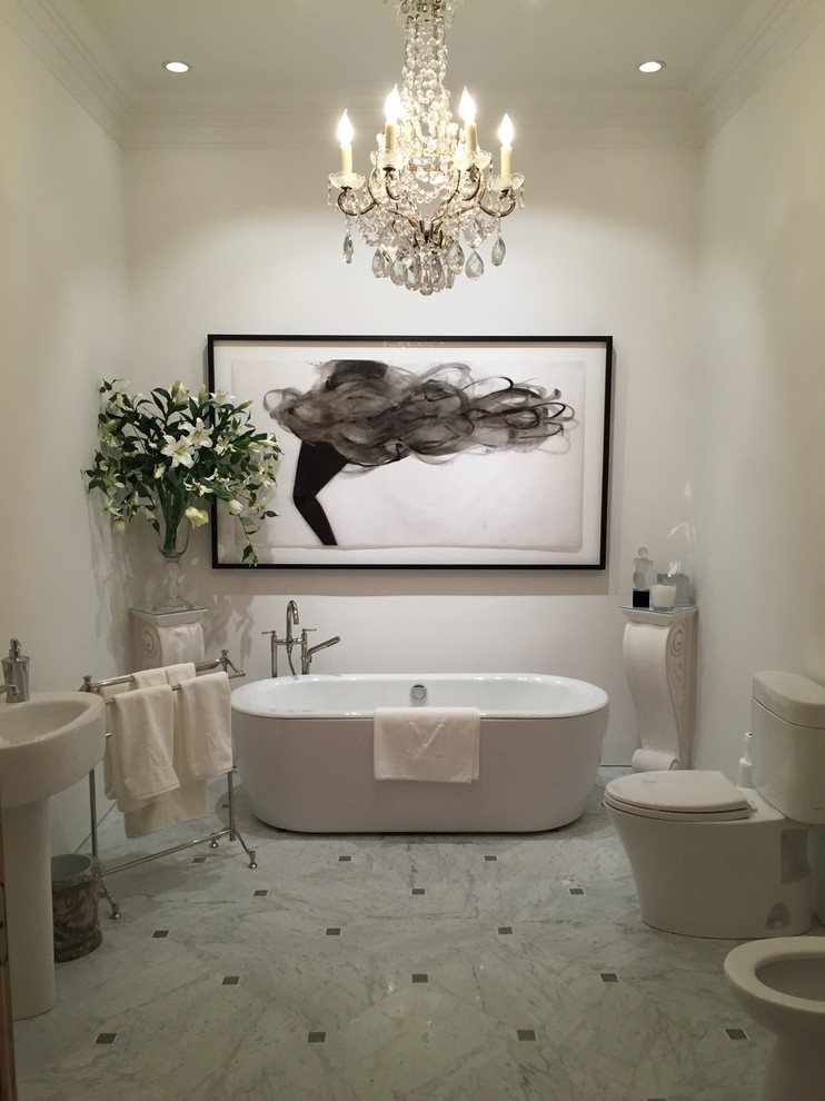 На фото: главная ванная комната среднего размера в современном стиле с отдельно стоящей ванной, унитазом-моноблоком, белыми стенами, мраморным полом и раковиной с пьедесталом