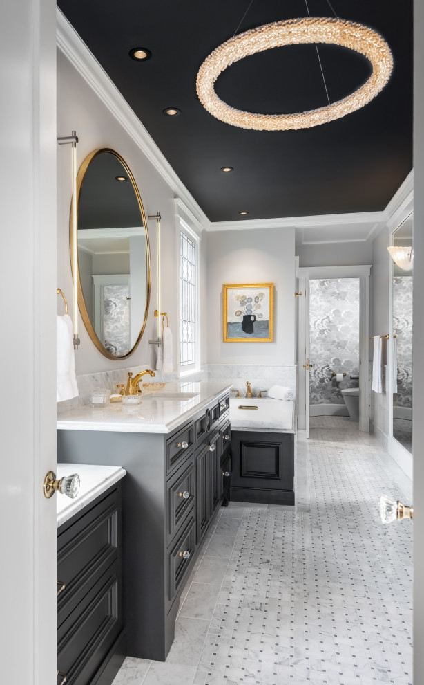 Идея дизайна: ванная комната в стиле неоклассика (современная классика) с черными фасадами и белой столешницей