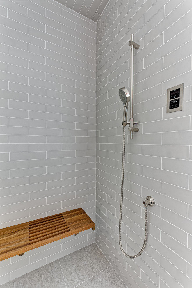 Стильный дизайн: главная ванная комната среднего размера в стиле неоклассика (современная классика) с плоскими фасадами, белыми фасадами, отдельно стоящей ванной, душем в нише, раздельным унитазом, бежевой плиткой, керамической плиткой, бежевыми стенами, полом из керамической плитки, консольной раковиной, мраморной столешницей, бежевым полом, открытым душем и серой столешницей - последний тренд