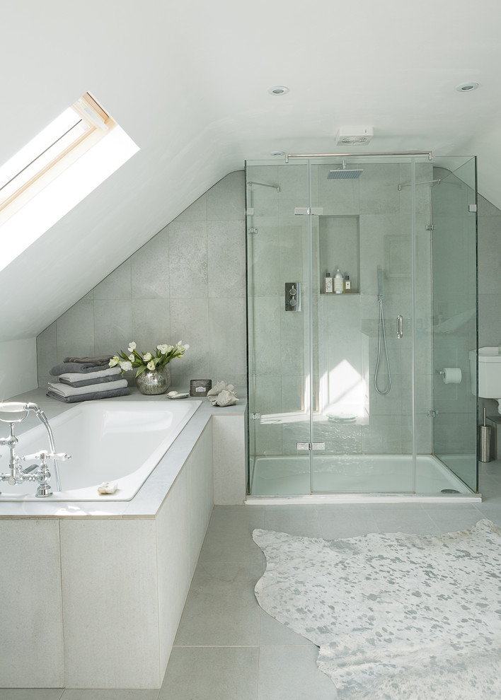 オックスフォードシャーにあるコンテンポラリースタイルのおしゃれな浴室 (ドロップイン型浴槽、グレーのタイル、白い壁) の写真