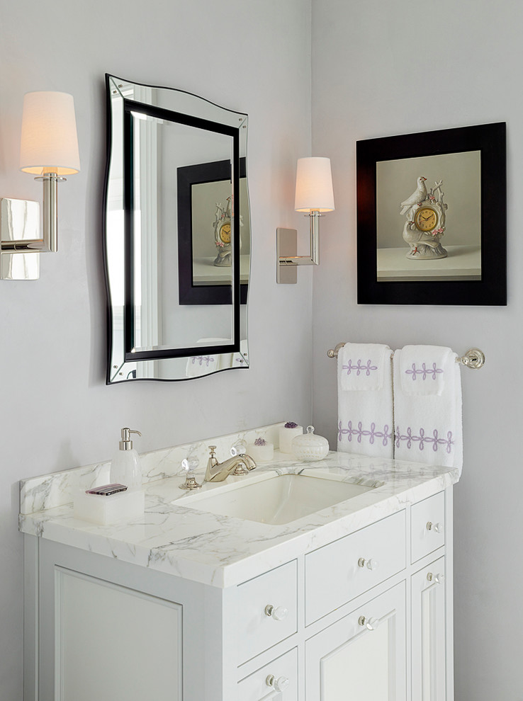 Идея дизайна: ванная комната в современном стиле с врезной раковиной, мраморной столешницей, накладной ванной, душем над ванной, унитазом-моноблоком, керамической плиткой и полом из керамической плитки