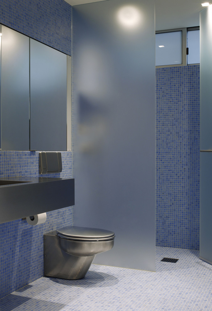 Свежая идея для дизайна: ванная комната в современном стиле с плиткой мозаикой и окном - отличное фото интерьера