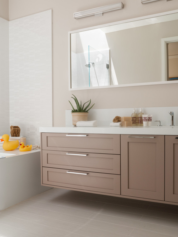 Modern inredning av ett badrum, med skåp i shakerstil, beige skåp, ett badkar i en alkov och vit kakel