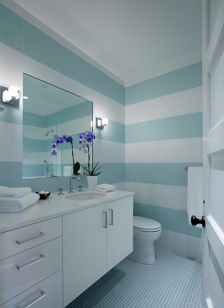 На фото: ванная комната в стиле неоклассика (современная классика) с врезной раковиной, плоскими фасадами, белыми фасадами, разноцветными стенами и полом из мозаичной плитки