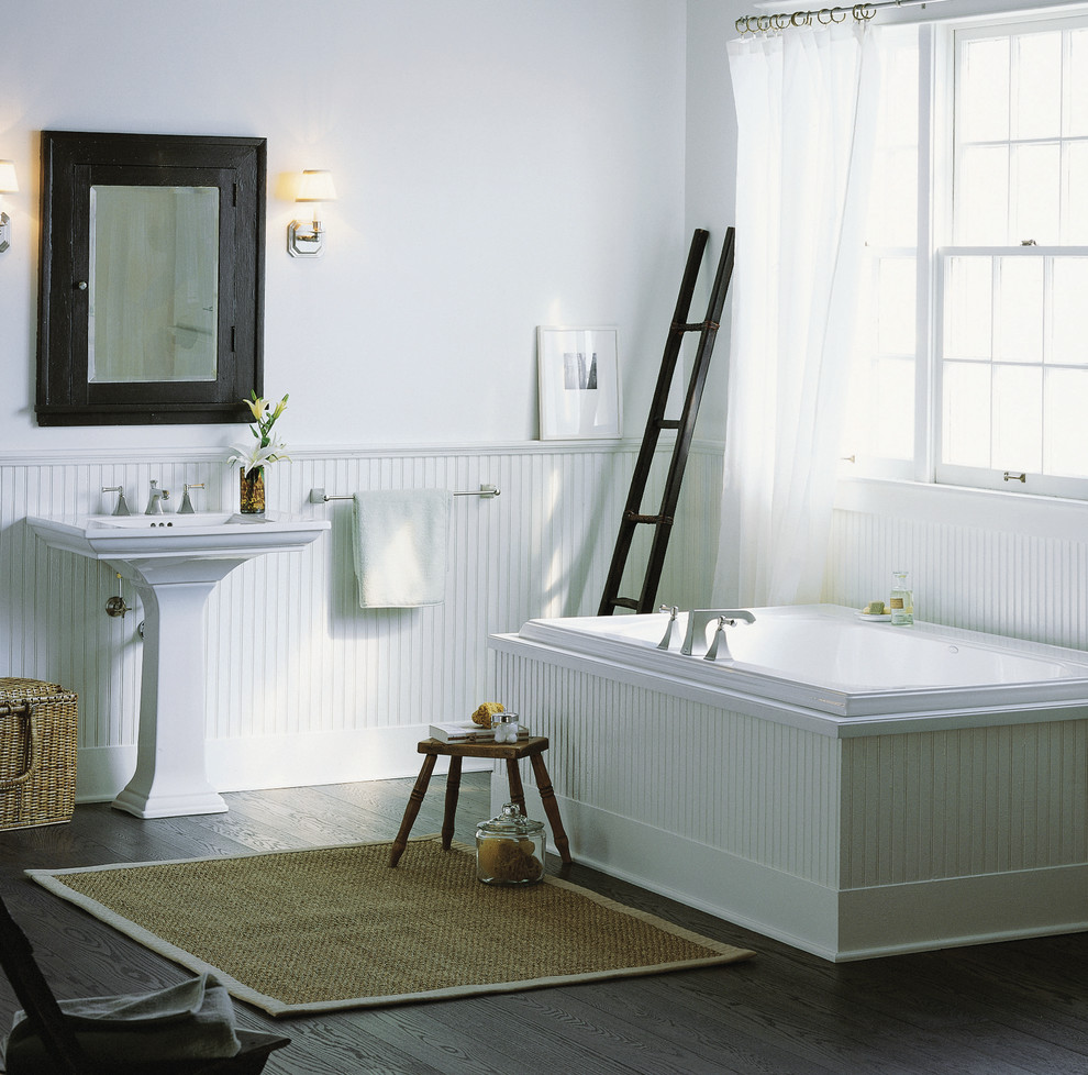 Пример оригинального дизайна: главная ванная комната среднего размера в современном стиле с консольной раковиной, отдельно стоящей ванной, белыми стенами и темным паркетным полом