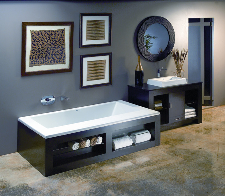 Idéer för stora funkis en-suite badrum, med ett nedsänkt handfat, ett fristående badkar, blå väggar och betonggolv