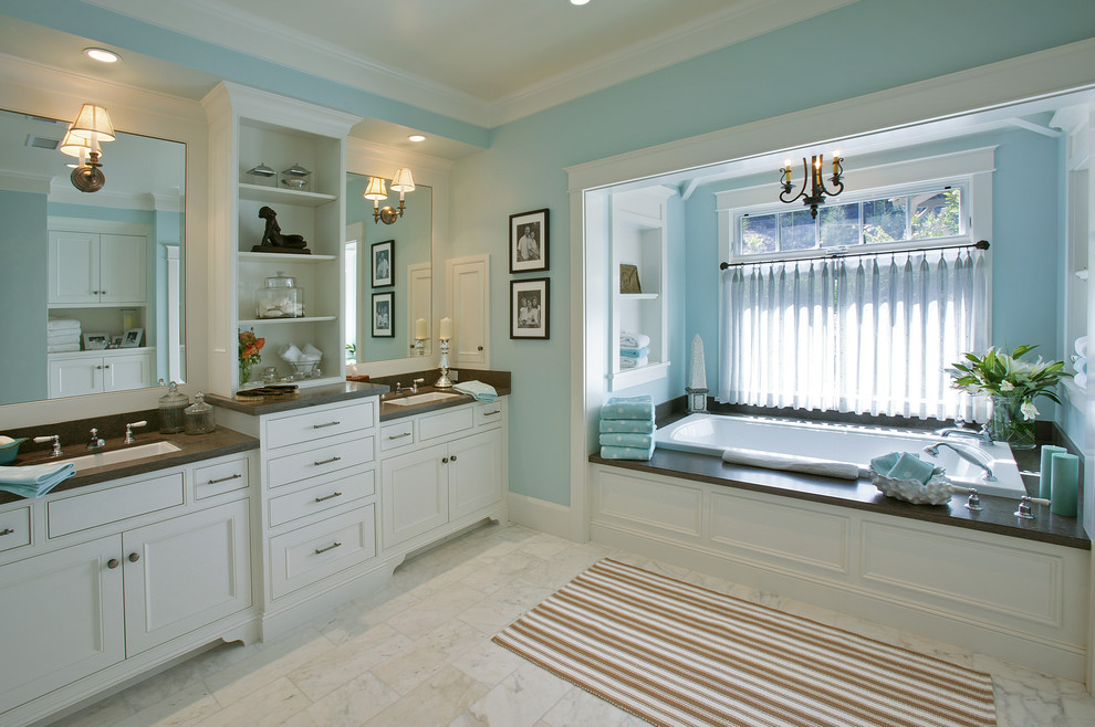 Idéer för ett stort lantligt en-suite badrum, med luckor med infälld panel, vita skåp, blå väggar, marmorgolv, ett undermonterad handfat, ett badkar i en alkov, vit kakel, stenkakel och bänkskiva i kalksten