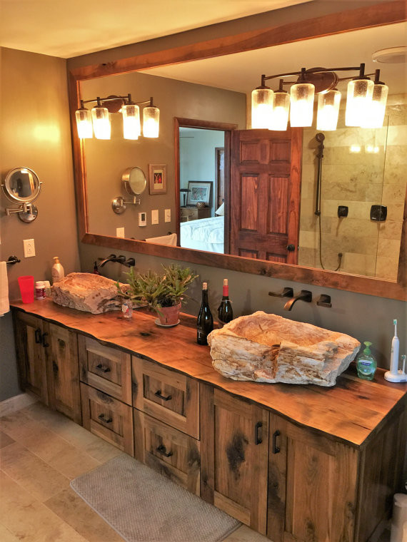 Foto di una grande stanza da bagno padronale american style con ante in stile shaker, ante in legno scuro, piastrelle beige, piastrelle in pietra e top in legno