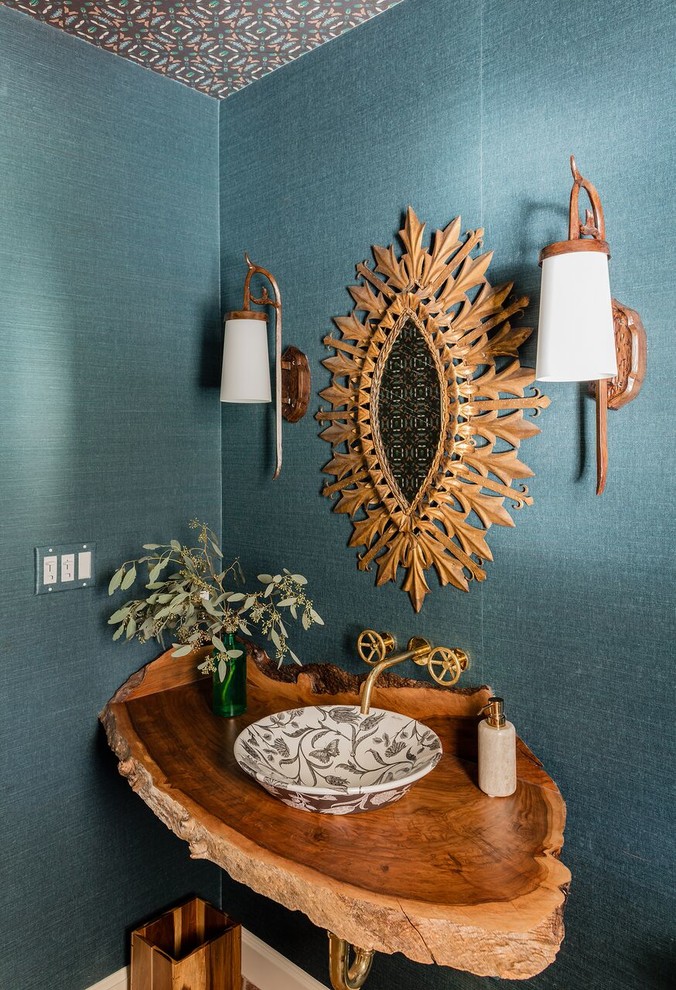 Идея дизайна: туалет в стиле фьюжн с синими стенами, настольной раковиной, столешницей из дерева и коричневой столешницей
