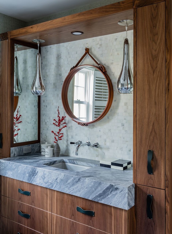 Immagine di una stanza da bagno design con ante lisce, ante in legno scuro, piastrelle bianche, piastrelle a mosaico, pareti grigie, lavabo sottopiano e top grigio