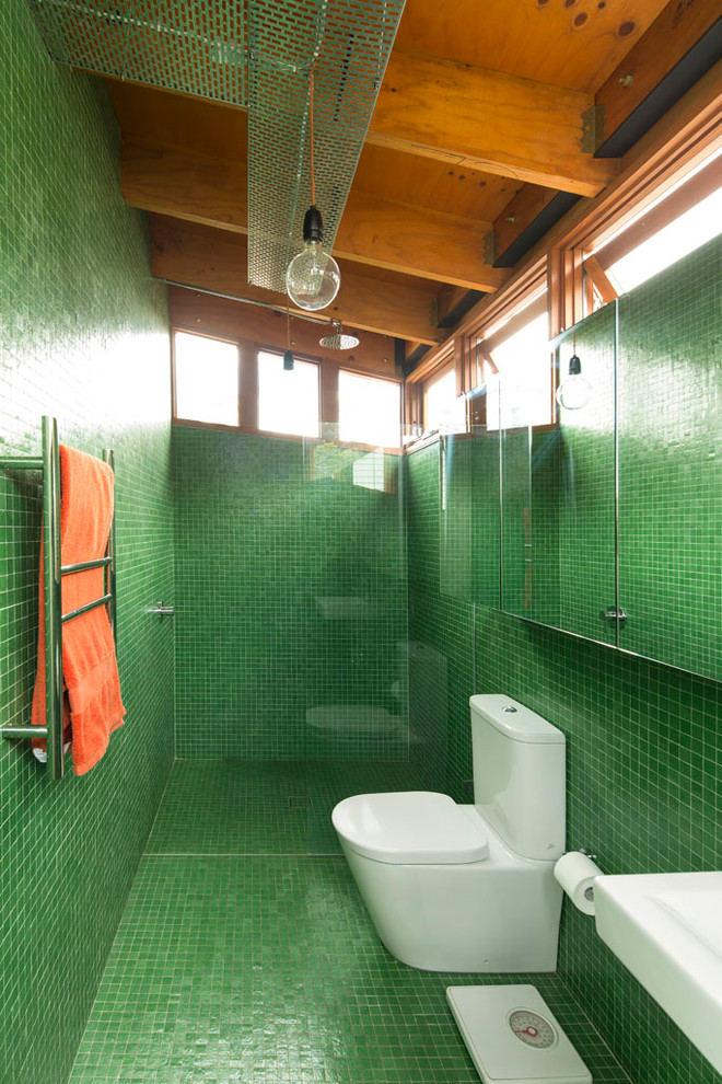 Idee per una stanza da bagno con doccia industriale con WC a due pezzi e piastrelle verdi