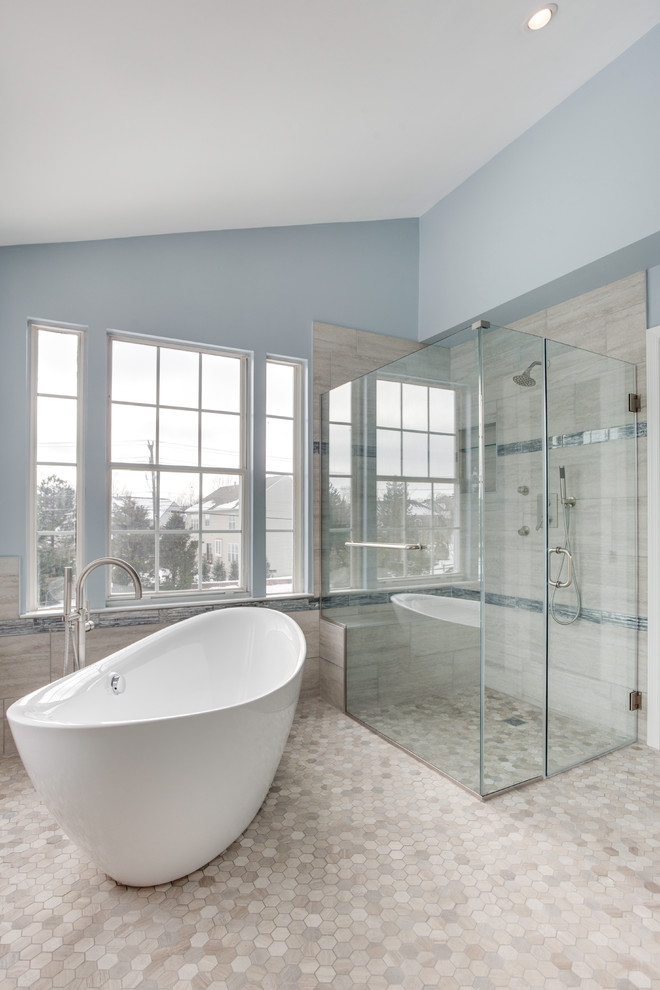 Источник вдохновения для домашнего уюта: главная ванная комната среднего размера в стиле неоклассика (современная классика) с фасадами с выступающей филенкой, серыми фасадами, отдельно стоящей ванной, душем без бортиков, раздельным унитазом, бежевой плиткой, керамогранитной плиткой, синими стенами, полом из мозаичной плитки, врезной раковиной, столешницей из искусственного кварца, бежевым полом, душем с распашными дверями и белой столешницей