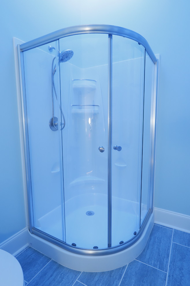 Inspiration pour une salle d'eau marine de taille moyenne avec un placard avec porte à panneau encastré, des portes de placard blanches, une douche d'angle, WC séparés, un carrelage blanc, un carrelage en pâte de verre, un mur bleu, un sol en carrelage de porcelaine, une vasque, un plan de toilette en surface solide, un sol bleu, une cabine de douche à porte coulissante et un plan de toilette multicolore.
