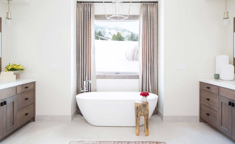Inredning av ett rustikt vit vitt en-suite badrum, med skåp i mellenmörkt trä, ett fristående badkar, en kantlös dusch och marmorbänkskiva