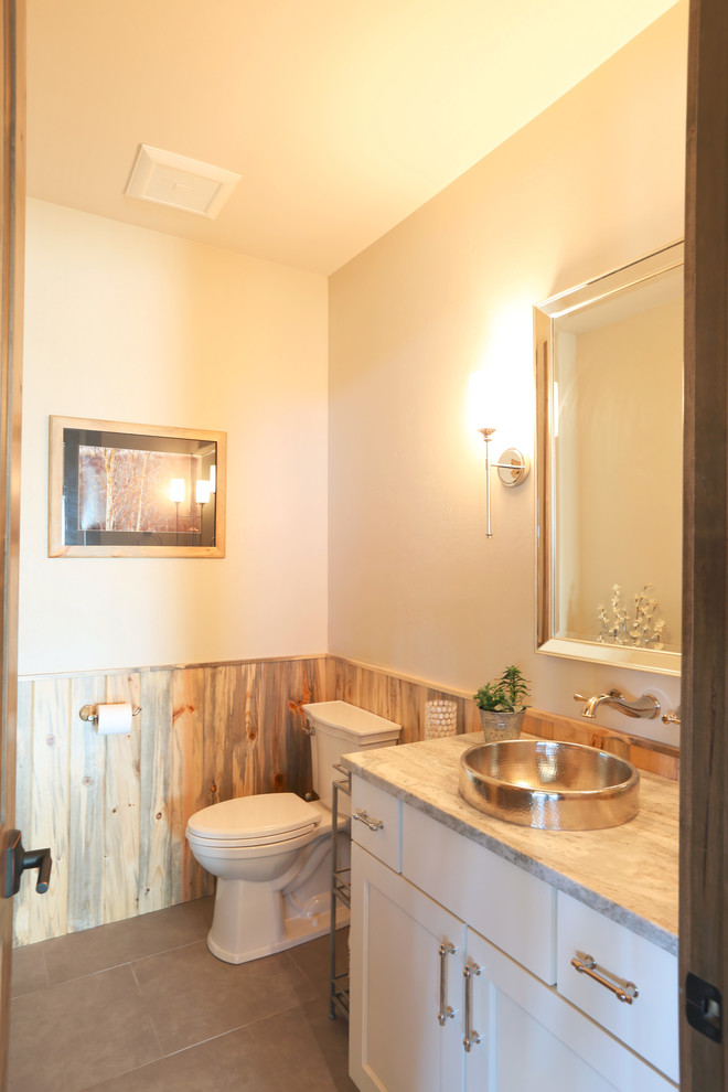 Großes Uriges Duschbad mit verzierten Schränken, weißen Schränken, Wandtoilette mit Spülkasten, weißer Wandfarbe, Mosaik-Bodenfliesen, Aufsatzwaschbecken, Granit-Waschbecken/Waschtisch, braunem Boden und weißer Waschtischplatte in Denver
