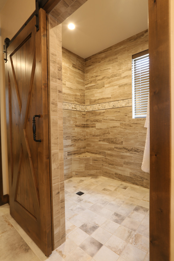 Стильный дизайн: большая главная ванная комната в стиле рустика с плоскими фасадами, коричневыми фасадами, накладной ванной, открытым душем, раздельным унитазом, коричневой плиткой, каменной плиткой, белыми стенами, полом из мозаичной плитки, врезной раковиной, столешницей из гранита, коричневым полом, душем с раздвижными дверями и белой столешницей - последний тренд