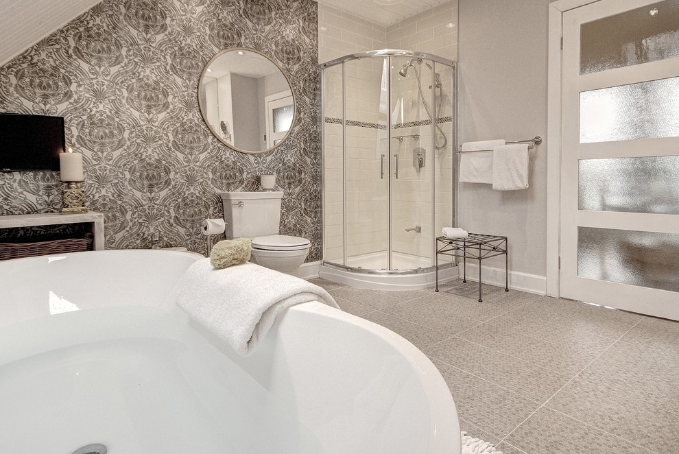 Großes Shabby-Style Badezimmer En Suite mit freistehender Badewanne, Eckdusche, Wandtoilette mit Spülkasten, grauen Fliesen, Keramikfliesen, grauer Wandfarbe und Keramikboden in Montreal