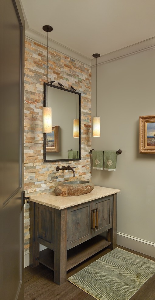 Стильный дизайн: ванная комната среднего размера в стиле неоклассика (современная классика) с бежевыми фасадами, бежевыми стенами, светлым паркетным полом и врезной раковиной - последний тренд