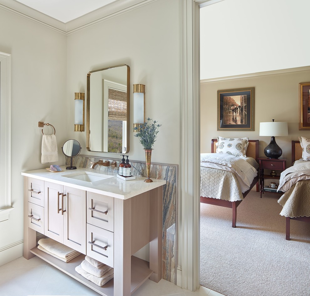Diseño de cuarto de baño principal clásico renovado de tamaño medio con puertas de armario beige, paredes beige, lavabo bajoencimera, armarios con paneles empotrados, suelo de travertino y suelo beige