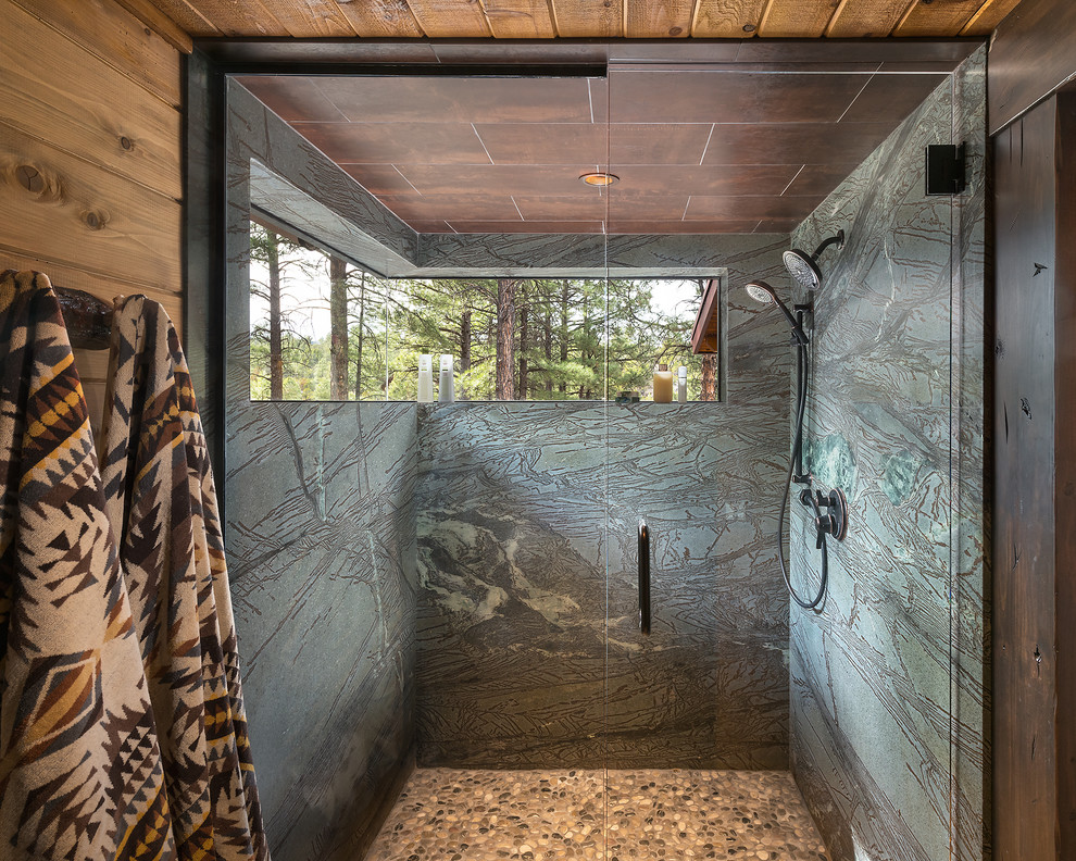 Bild på ett litet rustikt en-suite badrum, med skåp i slitet trä, ett badkar med tassar, en kantlös dusch, dusch med gångjärnsdörr, grön kakel, stenhäll, klinkergolv i småsten och flerfärgat golv