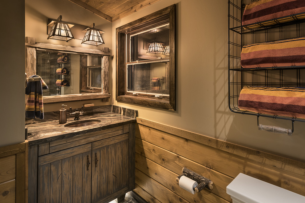 Cette photo montre une petite salle de bain principale montagne en bois vieilli avec une baignoire sur pieds, une douche à l'italienne, WC séparés, un sol en ardoise, un lavabo encastré, un plan de toilette en granite et une cabine de douche à porte battante.