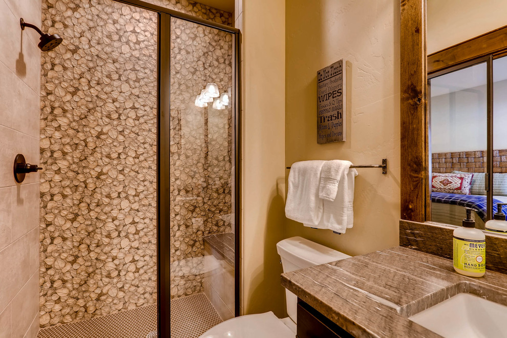 Exempel på ett litet amerikanskt en-suite badrum, med skåp i shakerstil, svarta skåp, en toalettstol med separat cisternkåpa, brun kakel, keramikplattor, beige väggar, klinkergolv i keramik, ett undermonterad handfat, granitbänkskiva, brunt golv och dusch med gångjärnsdörr