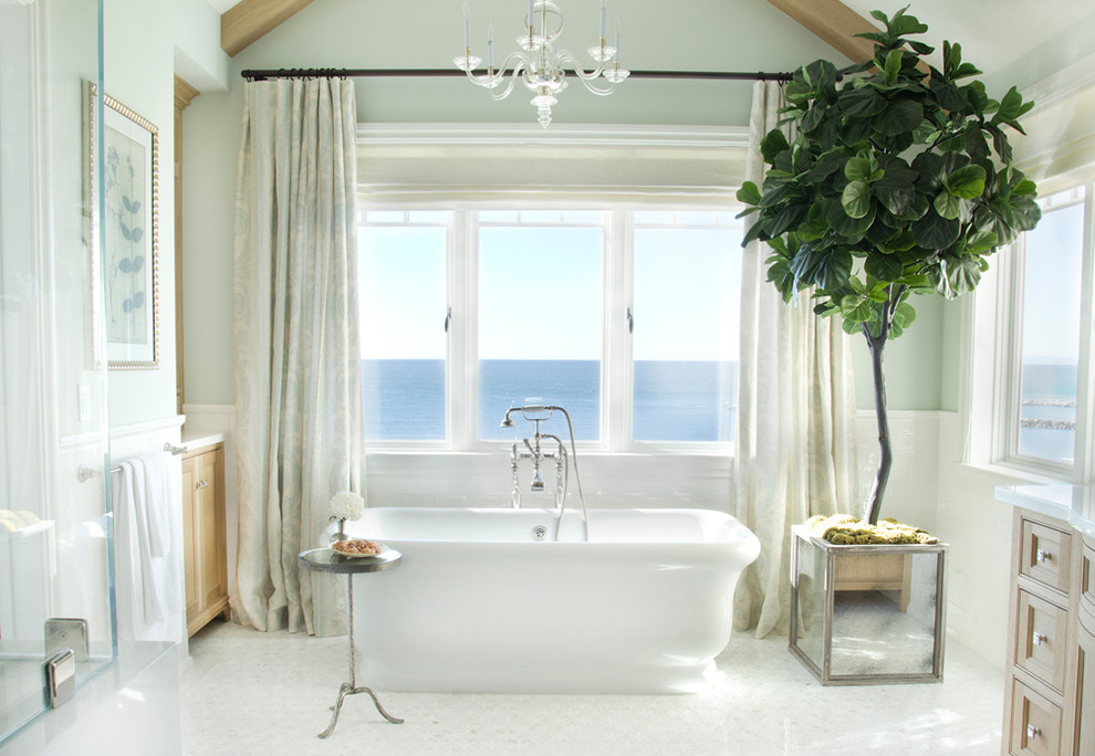 Стильный дизайн: ванная комната в морском стиле с светлыми деревянными фасадами, отдельно стоящей ванной, душем без бортиков и фасадами с утопленной филенкой - последний тренд