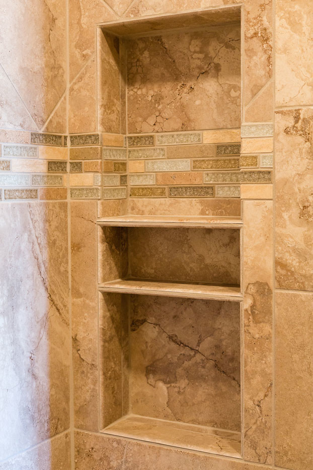 Ejemplo de cuarto de baño principal clásico renovado con baldosas y/o azulejos beige y baldosas y/o azulejos de cerámica