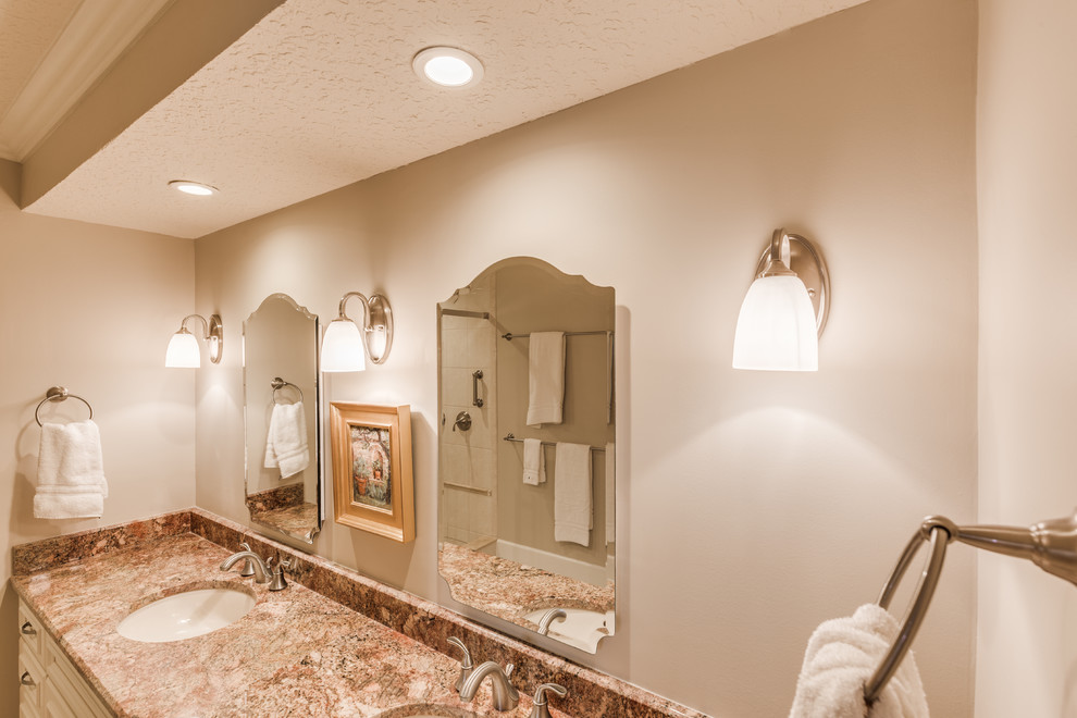 Kleines Badezimmer mit profilierten Schrankfronten, weißen Schränken, Duschnische, Urinal, beigen Fliesen, Keramikfliesen, beiger Wandfarbe, Keramikboden, Quarzwerkstein-Waschtisch, beigem Boden, Schiebetür-Duschabtrennung und beiger Waschtischplatte in Jacksonville