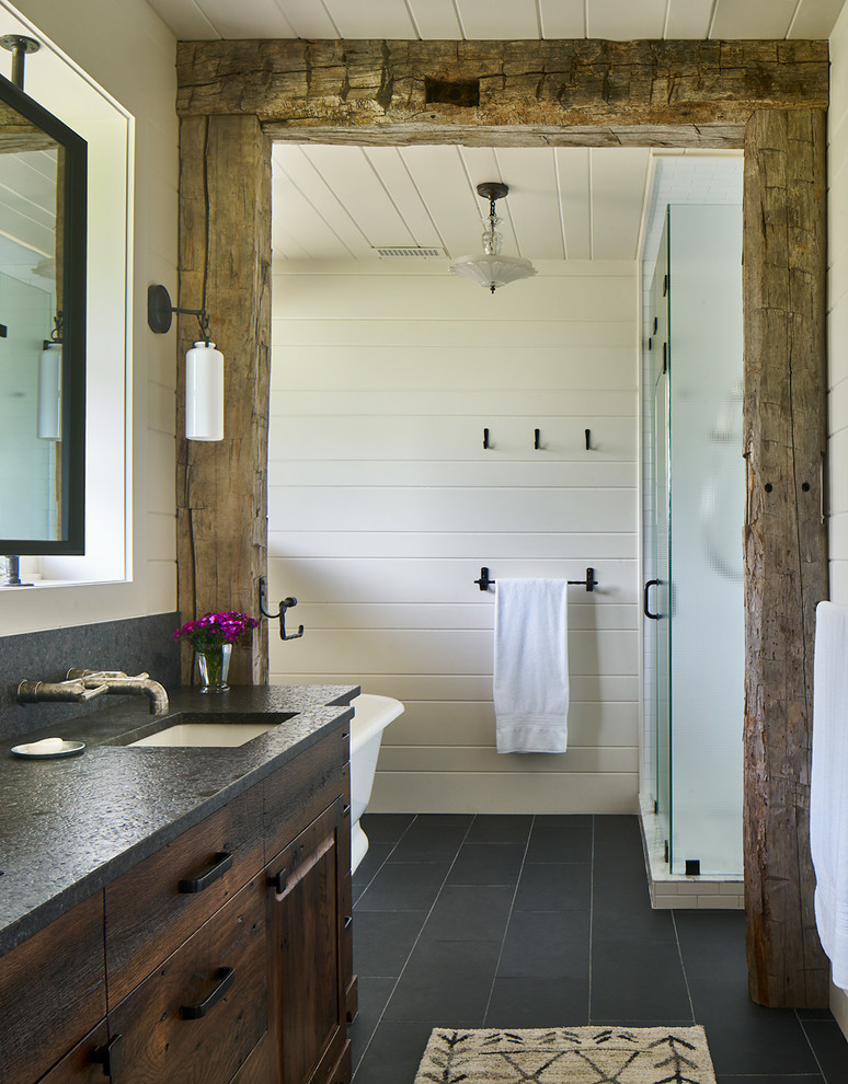Idéer för ett eklektiskt en-suite badrum, med möbel-liknande, skåp i mörkt trä, ett fristående badkar, en dusch i en alkov, vit kakel, vita väggar, klinkergolv i keramik, ett undermonterad handfat, bänkskiva i kvartsit, svart golv och dusch med gångjärnsdörr
