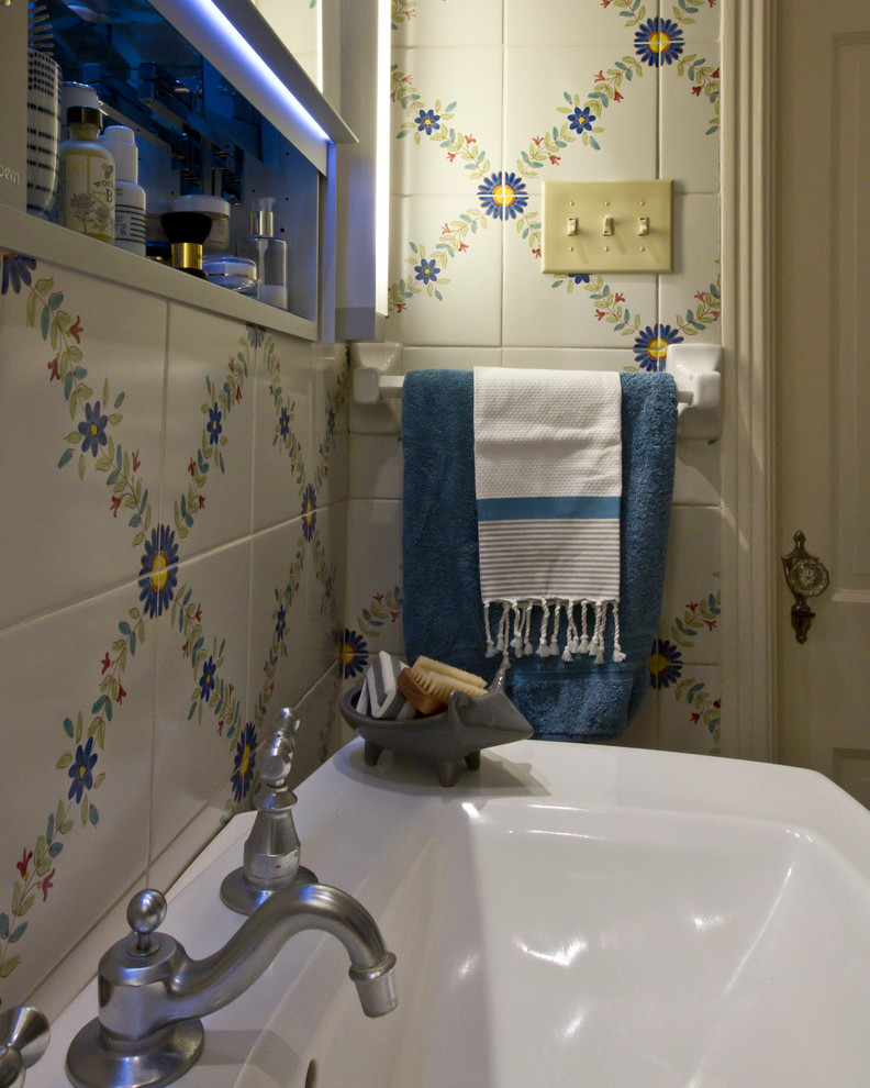 Exemple d'une grande douche en alcôve principale chic avec WC à poser, un carrelage multicolore, des carreaux de porcelaine, un mur blanc, sol en béton ciré, un lavabo de ferme, un sol beige et une cabine de douche à porte coulissante.