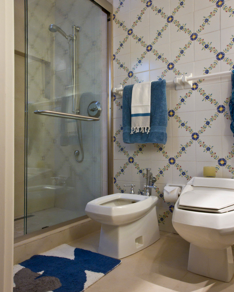 Exempel på ett stort klassiskt en-suite badrum, med en dusch i en alkov, en toalettstol med hel cisternkåpa, porslinskakel, vita väggar, flerfärgad kakel, betonggolv, beiget golv, dusch med skjutdörr och ett piedestal handfat