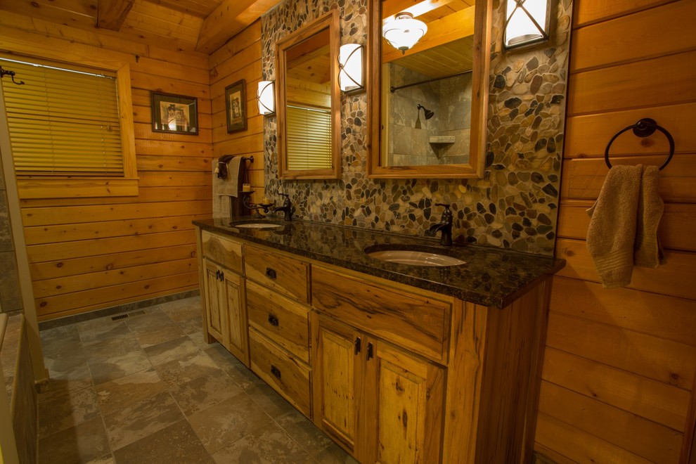 Cette photo montre une salle de bain montagne.