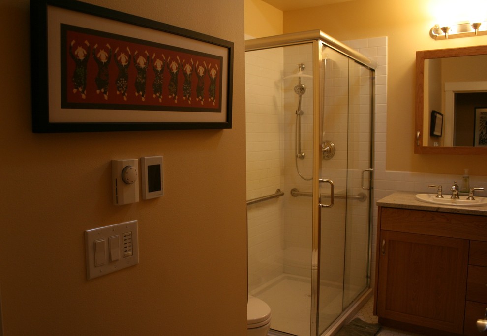 シアトルにある低価格の小さなトラディショナルスタイルのおしゃれなバスルーム (浴槽なし) (家具調キャビネット、濃色木目調キャビネット、コーナー設置型シャワー、分離型トイレ、白いタイル、セラミックタイル、ベージュの壁、セラミックタイルの床、一体型シンク、御影石の洗面台) の写真