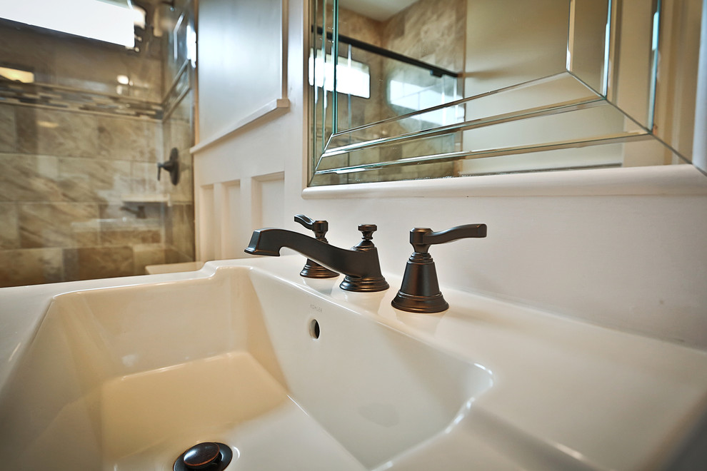 Idées déco pour une salle de bain classique en bois foncé de taille moyenne avec un lavabo intégré, un placard en trompe-l'oeil, WC séparés, un carrelage beige, des carreaux de céramique, un mur beige et un sol en carrelage de céramique.