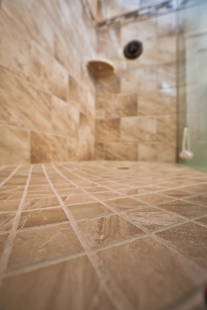 Idées déco pour une salle de bain classique en bois foncé de taille moyenne avec un lavabo intégré, un placard en trompe-l'oeil, WC séparés, un carrelage beige, des carreaux de céramique, un mur beige et un sol en carrelage de céramique.