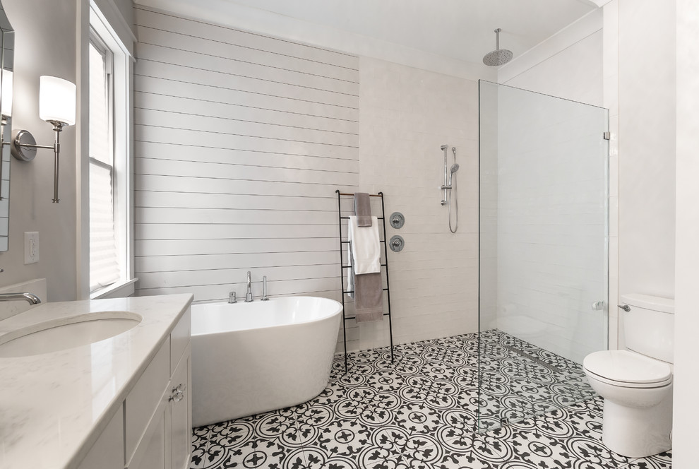 Exempel på ett mellanstort lantligt vit vitt en-suite badrum, med luckor med infälld panel, vita skåp, ett fristående badkar, en öppen dusch, en toalettstol med separat cisternkåpa, gul kakel, porslinskakel, vita väggar, klinkergolv i porslin, ett undermonterad handfat, bänkskiva i kvarts, flerfärgat golv och med dusch som är öppen