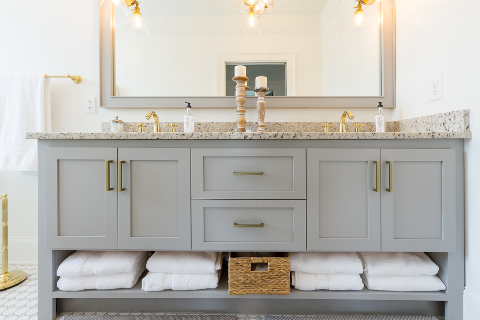 На фото: главная ванная комната среднего размера в стиле модернизм с полом из керамической плитки, фасадами с утопленной филенкой, серыми фасадами, белыми стенами, врезной раковиной, столешницей из гранита и белым полом